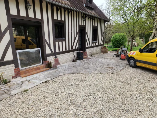 Matériaux et accès autour de la façade