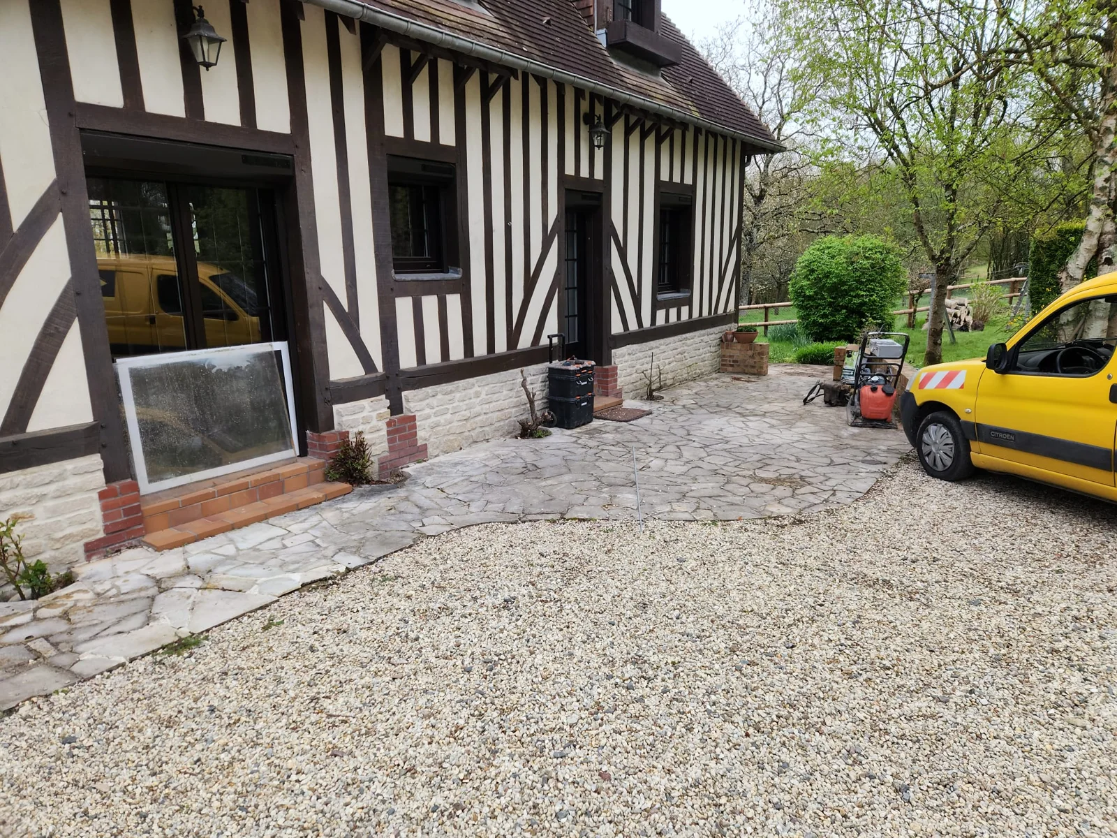 Accès de chantier et matériaux près de la façade d’une maison