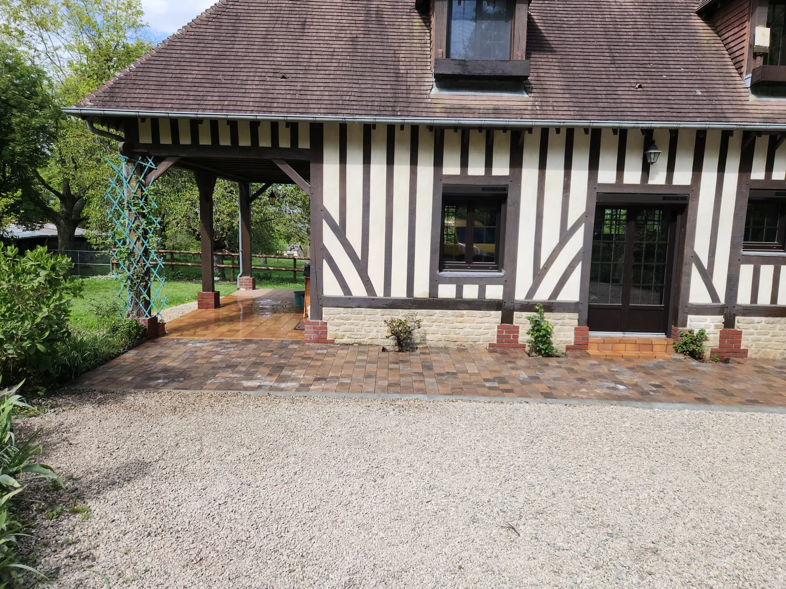 Maison traditionnelle du Pays d’Auge et ses abords en gravier