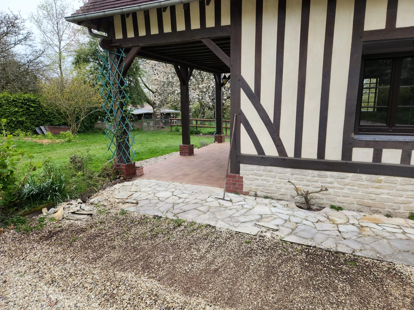 Pavage à l’ombre près de l’entrée d’une maison
