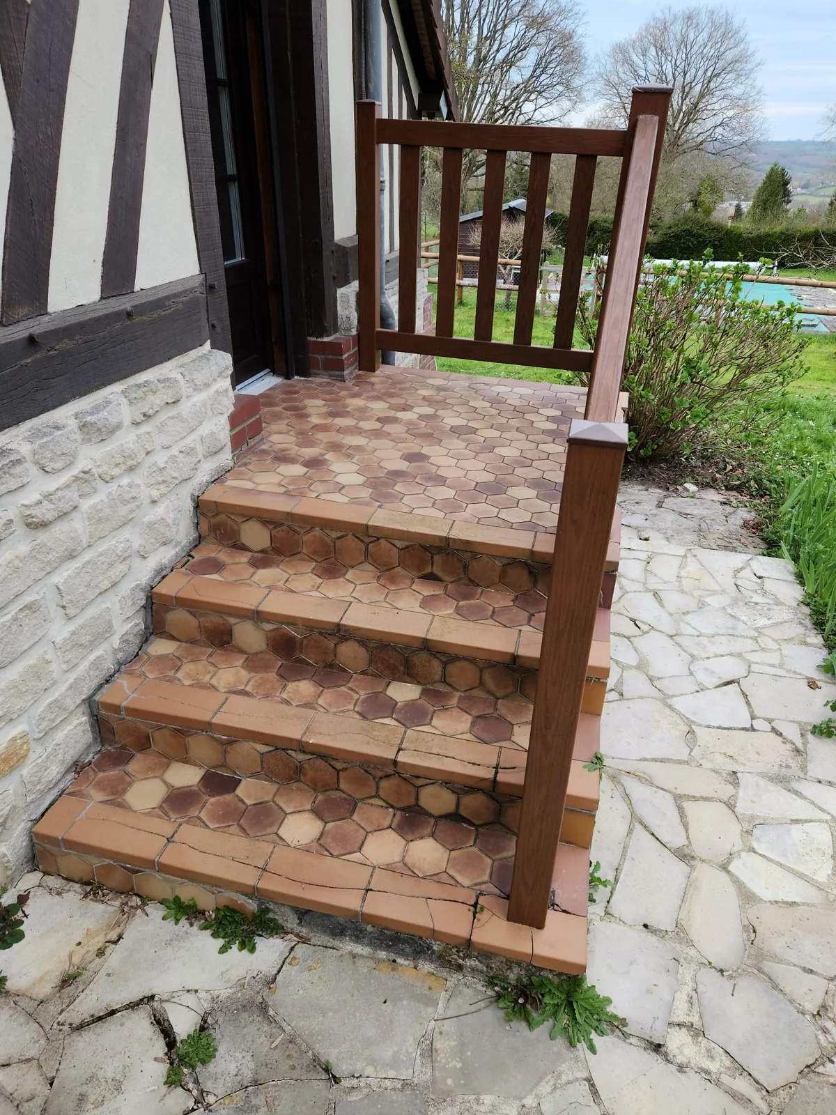 Nuances des pavés d’un palier et de marches extérieures