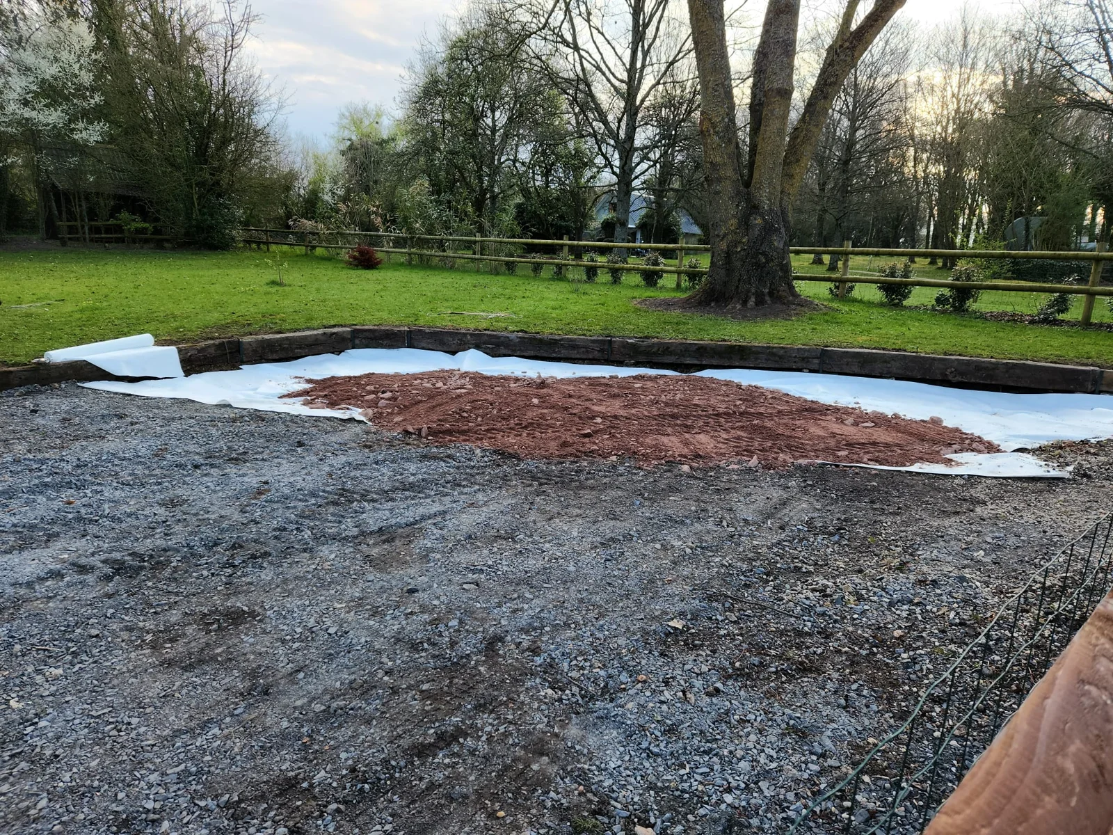 Géotextile visible sous les matériaux de préparation d’une aire