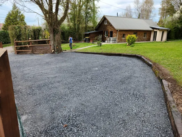 Aire gravillonnée devant le jardin